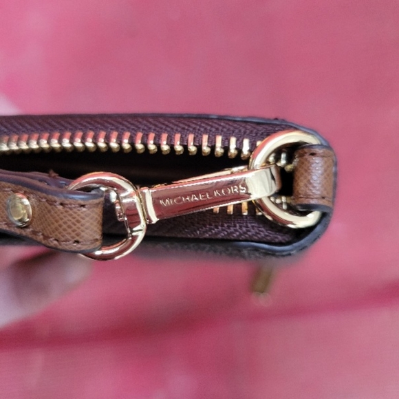 NEW!! Michael Kors JET SET zip around phone wallet wristlet in Brown - Picture 3 of 5